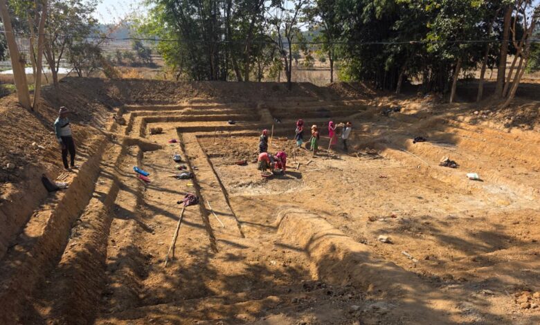 मनरेगा की ‘आजीविका डबरी’ से संवर रही छोटे किसानों की तकदीर: जल संरक्षण के साथ सब्जी उत्पादन एवं मत्स्य पालन से बढ़ेगी ग्रामीण आय….. मनरेगा की ‘आजीविका डबरी’ से संवर रही छोटे किसानों की तकदीर: जल संरक्षण के साथ सब्जी उत्पादन एवं मत्स्य पालन से बढ़ेगी ग्रामीण आय…..