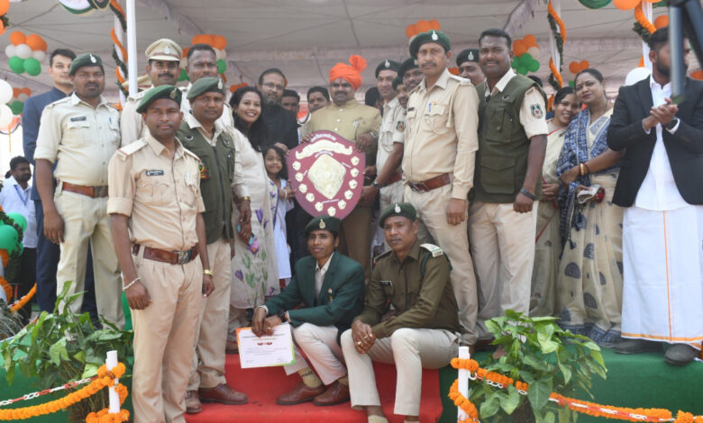 दंतेवाड़ा में गणतंत्र दिवस का भव्य आयोजन: मंत्री गजेन्द्र यादव ने किया ध्वजारोहण, देशभक्ति के रंग में रंगा समारोह….