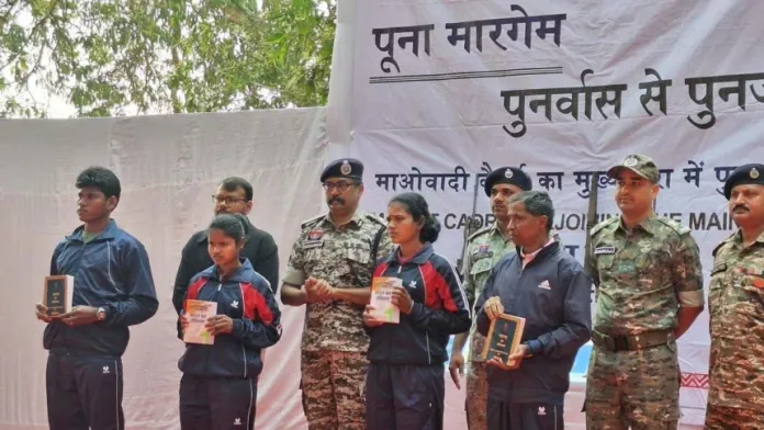 नक्सल मुक्त बस्तर की दिशा में एक और निर्णायक कदम : चार इनामी माओवादियों ने किया आत्मसमर्पण….