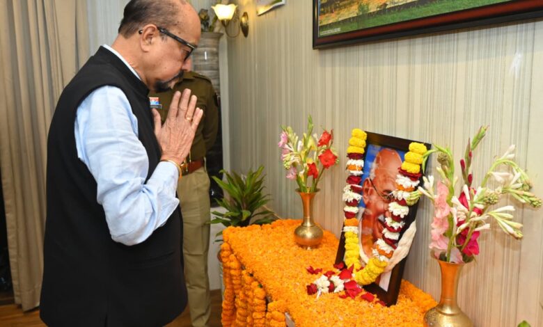 राज्यपाल रमेन डेका ने राष्ट्रपिता महात्मा गांधी को दी श्रद्धांजलि…..