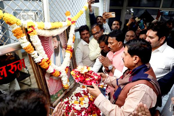 संतों की वाणी आज भी समाज को सकारात्मक दिशा देने का कर रही है कार्य : मुख्यमंत्री डॉ. यादव संतों की वाणी आज भी समाज को सकारात्मक दिशा देने का कर रही है कार्य : मुख्यमंत्री डॉ. यादव