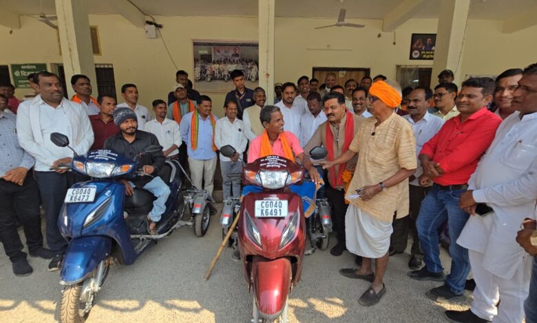 उपमुख्यमंत्री विजय शर्मा की तत्परता से दो दिव्यांगों को मिली स्कूटी: दिव्यांग धरम सिंह पटेल और उलख राम पटेल चेहरे पर लौटी मुस्कान…. उपमुख्यमंत्री विजय शर्मा की तत्परता से दो दिव्यांगों को मिली स्कूटी: दिव्यांग धरम सिंह पटेल और उलख राम पटेल चेहरे पर लौटी मुस्कान….