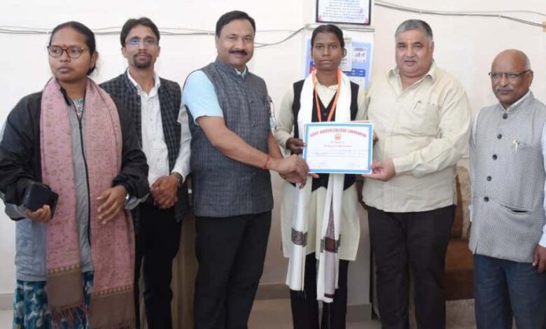 पर्यटन मंत्री राजेश अग्रवाल ने हैमर थ्रो में राज्य स्तर पर तृतीय स्थान प्राप्त करने वाली छात्रा सुधा सिंह को किया सम्मानित….