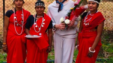 पर्यटन विशेषज्ञ सुश्री किर्सी ने ग्रामीण महिलाओं संग किया महुआ संग्रहण, बस्तर की जैव विविधता और लोकसंस्कृति से हुए अभिभूत….