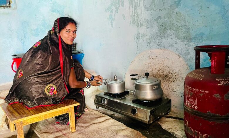 उज्ज्वला योजना 3.0 से कबीरधाम में 1339 परिवारों को मिली धुआँ-मुक्त रसोई… उज्ज्वला योजना 3.0 से कबीरधाम में 1339 परिवारों को मिली धुआँ-मुक्त रसोई…