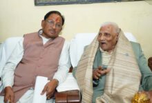 मुख्यमंत्री विष्णुदेव साय ने लोकतंत्र सेनानी से की मुलाकात