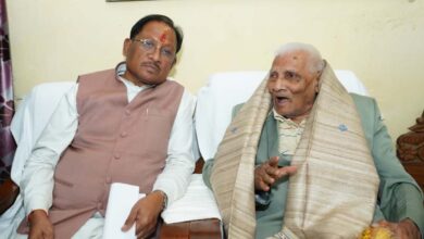 मुख्यमंत्री विष्णुदेव साय ने लोकतंत्र सेनानी से की मुलाकात