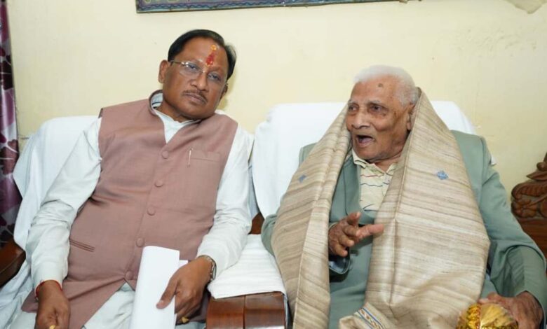 मुख्यमंत्री विष्णुदेव साय ने लोकतंत्र सेनानी से की मुलाकात