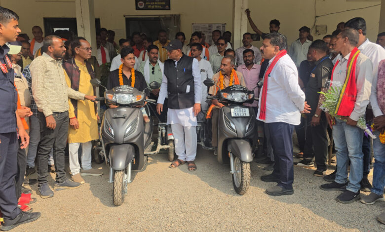 उपमुख्यमंत्री विजय शर्मा की तत्परता से दो दिव्यांगों को मिली स्कूटी, चेहरे पर लौटी मुस्कान…. उपमुख्यमंत्री विजय शर्मा की तत्परता से दो दिव्यांगों को मिली स्कूटी, चेहरे पर लौटी मुस्कान….