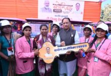 ई-रिक्शा से बच्चों को विद्यालय पहुंचाकर स्वावलंबन की मिसाल बनीं गीता दीदी…