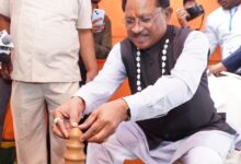 मुख्यमंत्री विष्णु देव साय ने कुम्हार के चाक पर गढ़ा दीया, पारंपरिक शिल्पकारों से किया आत्मीय संवाद: सरगुजा विकास प्राधिकरण की बैठक के दौरान प्रदर्शनी में दिखा माटी से जुड़ाव…..