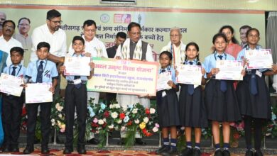 मेहनत की चमक और सरकारी संबल : श्रमिक की बेटी डिंपल कश्यप अब संस्कार सिटी स्कूल में संवार रही अपना भविष्य….. मेहनत की चमक और सरकारी संबल : श्रमिक की बेटी डिंपल कश्यप अब संस्कार सिटी स्कूल में संवार रही अपना भविष्य…..