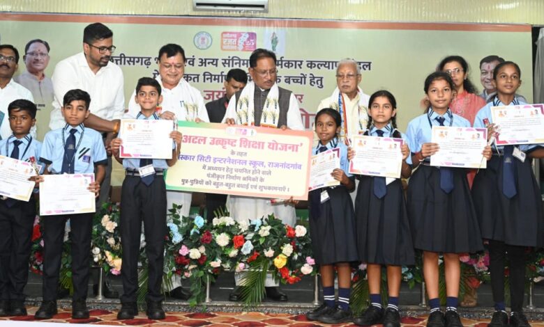 मेहनत की चमक और सरकारी संबल : श्रमिक की बेटी डिंपल कश्यप अब संस्कार सिटी स्कूल में संवार रही अपना भविष्य…..