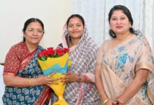 केंद्रीय महिला एवं बाल विकास राज्यमंत्री श्रीमती सावित्री ठाकुर से मंत्री श्रीमती लक्ष्मी राजवाड़े ने की सौजन्य भेंट….