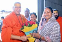 श्रीमती लक्ष्मी राजवाड़े ने निरंजनी पीठाधीश्वर स्वामी कैलाशानंद गिरी जी महाराज से लिया आशीर्वाद….