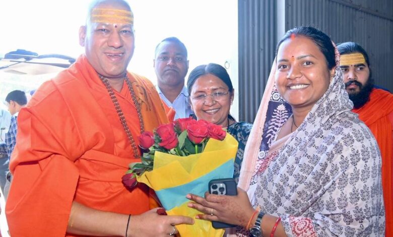 श्रीमती लक्ष्मी राजवाड़े ने निरंजनी पीठाधीश्वर स्वामी कैलाशानंद गिरी जी महाराज से लिया आशीर्वाद….