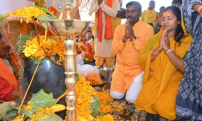 मंत्री श्रीमती लक्ष्मी राजवाड़े गृह ग्राम बीरपुर में नवनिर्मित शिव मंदिर की प्राण-प्रतिष्ठा में शामिल हुईं…..