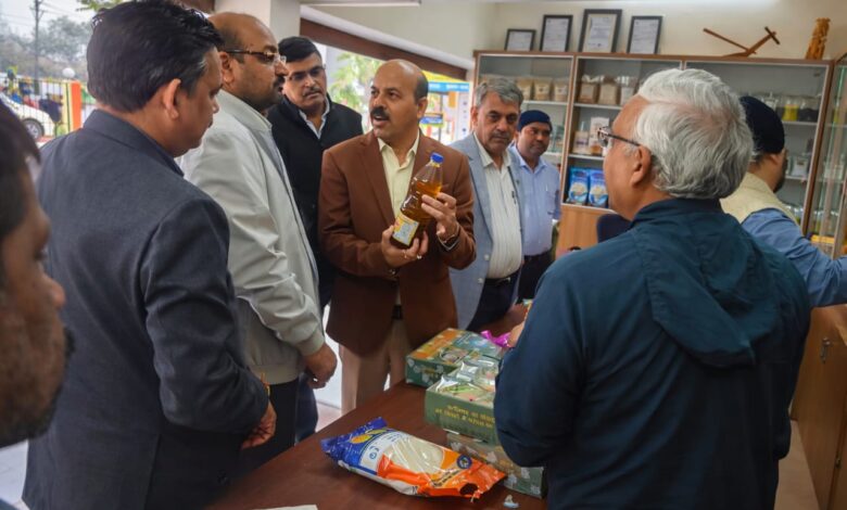 भारतीय कृषि अनुसंधान परिषद के महानिदेशक ने आईजीकेवी उत्पाद विक्रय काउंटर का किया अवलोकन…. भारतीय कृषि अनुसंधान परिषद के महानिदेशक ने आईजीकेवी उत्पाद विक्रय काउंटर का किया अवलोकन….