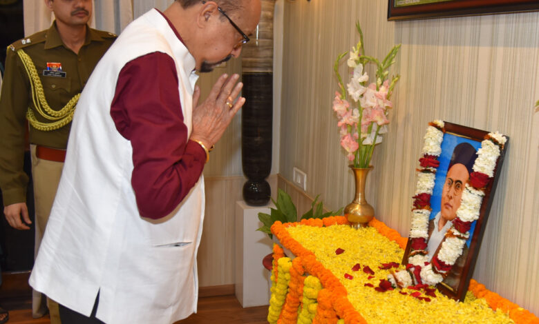 राज्यपाल रमेन डेका ने वीर विनायक दामोदर सावरकर को श्रद्धांजलि दी…..