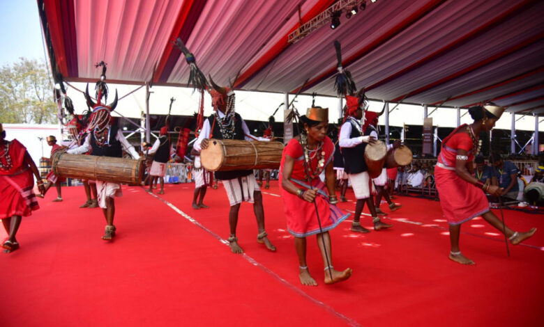 राष्ट्रपति के समक्ष बास्तानार के युवाओं ने ‘गौर नृत्य’ से बिखेरे अद्भुत लोक-रंग…..