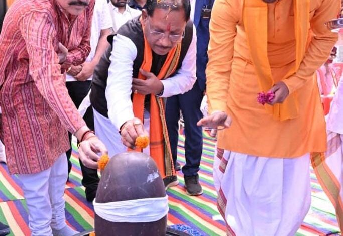 नीलकंठेश्वर महादेव मंदिर के प्राण-प्रतिष्ठा समारोह में मुख्यमंत्री विष्णु देव साय हुए शामिल… नीलकंठेश्वर महादेव मंदिर के प्राण-प्रतिष्ठा समारोह में मुख्यमंत्री विष्णु देव साय हुए शामिल…