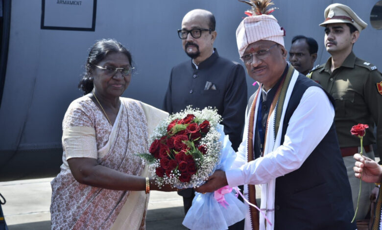 राष्ट्रपति द्रौपदी मुर्मू का जगदलपुर के मां दंतेश्वरी एयरपोर्ट में आत्मीय स्वागत….