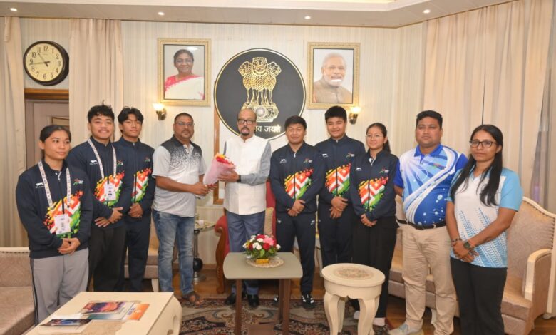 असम के तैराकों ने राज्यपाल डेका से की सौजन्य भेंट, 9 पदक जीतकर बने फर्स्ट रनर-अप…. असम के तैराकों ने राज्यपाल डेका से की सौजन्य भेंट, 9 पदक जीतकर बने फर्स्ट रनर-अप….