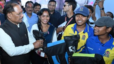 मुख्यमंत्री विष्णु देव साय ने इचकेला की बालिका क्रिकेट खिलाड़ियों को किया सम्मानित: क्रिकेट किट प्रदान कर बढ़ाया उत्साह…. मुख्यमंत्री विष्णु देव साय ने इचकेला की बालिका क्रिकेट खिलाड़ियों को किया सम्मानित: क्रिकेट किट प्रदान कर बढ़ाया उत्साह….