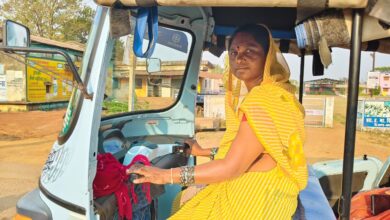 ई-रिक्शा चलाकर आत्मनिर्भर बनीं शशि देवी कंवर – महिला सशक्तिकरण की प्रेरक कहानी…. ई-रिक्शा चलाकर आत्मनिर्भर बनीं शशि देवी कंवर – महिला सशक्तिकरण की प्रेरक कहानी….