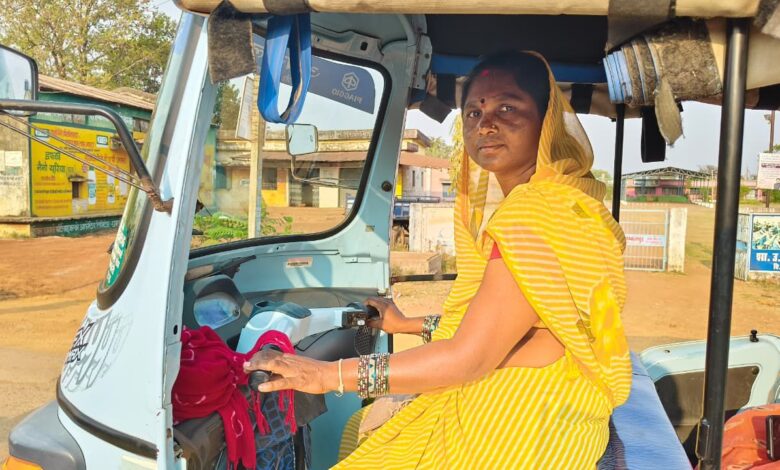 ई-रिक्शा चलाकर आत्मनिर्भर बनीं शशि देवी कंवर – महिला सशक्तिकरण की प्रेरक कहानी….
