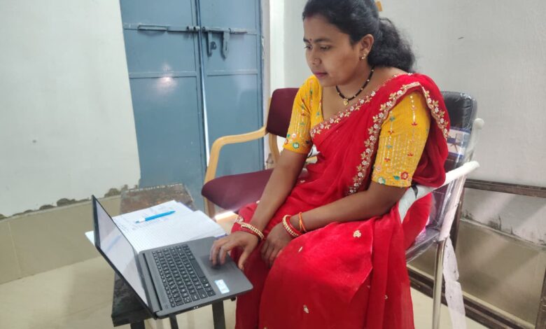 आधार से जुड़ी सेवाएं उपलब्ध करा आत्मनिर्भर बनी संगीता सिंह…..