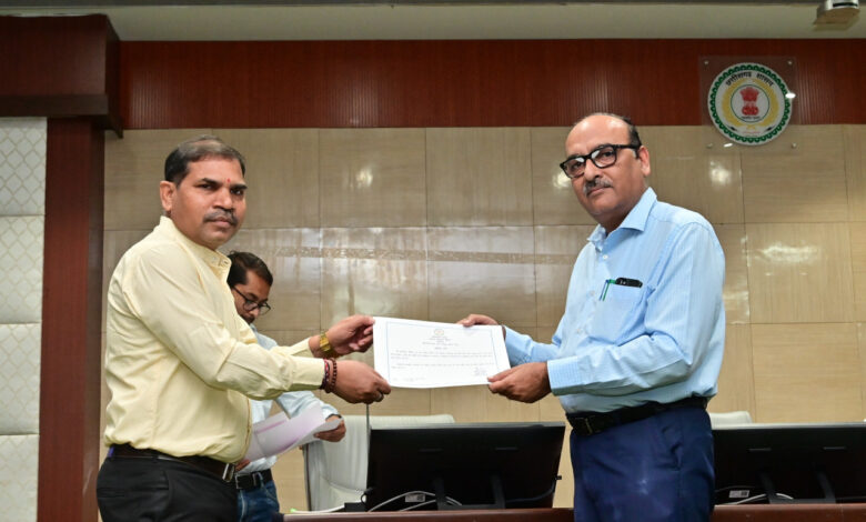 ई-ऑफिस में समयबद्ध कार्य करने और उपस्थिति में श्रेष्ठ प्रदर्शन करने वाले अधिकारी-कर्मचारियों को मुख्य सचिव ने किया सम्मानित….