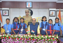 राज्यपाल रमेन डेका से धमतरी के सुदूर वनांचल क्षेत्र के प्रतिभाशाली बच्चों ने की आत्मीय मुलाकात….