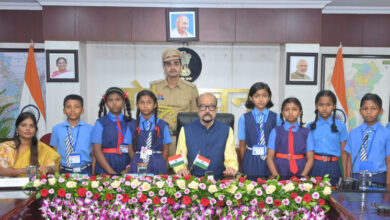 राज्यपाल रमेन डेका से धमतरी के सुदूर वनांचल क्षेत्र के प्रतिभाशाली बच्चों ने की आत्मीय मुलाकात…. राज्यपाल रमेन डेका से धमतरी के सुदूर वनांचल क्षेत्र के प्रतिभाशाली बच्चों ने की आत्मीय मुलाकात….