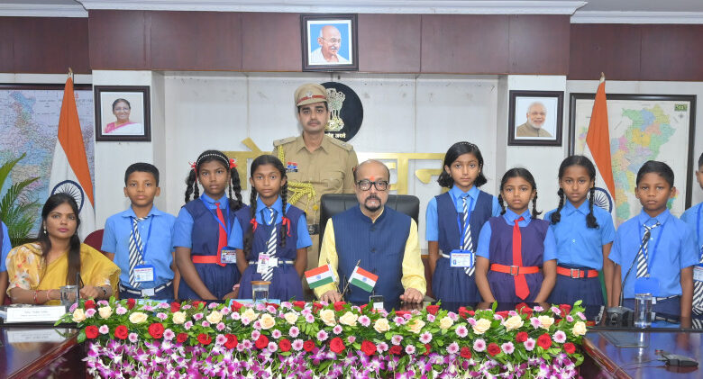 राज्यपाल रमेन डेका से धमतरी के सुदूर वनांचल क्षेत्र के प्रतिभाशाली बच्चों ने की आत्मीय मुलाकात….