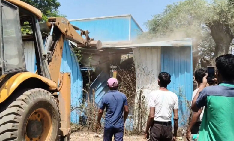 जिला प्रशासन द्वारा अतिक्रमण हटाने की गई कार्रवाई की गई, ग्राम समोदा में हटाया गया अवैध कब्जा….