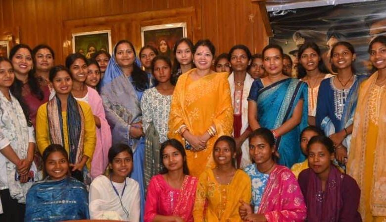 मंत्री श्रीमती लक्ष्मी राजवाड़े ने 600 छात्राओं को दिखाई द केरल स्टोरी 2, बेटियों के सुरक्षित और सशक्त भविष्य के लिए सामाजिक विषयों से कराया गया अवगत…… मंत्री श्रीमती लक्ष्मी राजवाड़े ने 600 छात्राओं को दिखाई द केरल स्टोरी 2, बेटियों के सुरक्षित और सशक्त भविष्य के लिए सामाजिक विषयों से कराया गया अवगत……