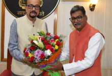 राज्यपाल रमेन डेका से नेता प्रतिपक्ष महंत ने सौजन्य भेंट की…..