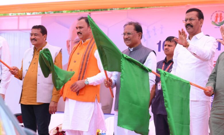 प्रदेश की लाइफलाइन हुई सशक्त: मुख्यमंत्री विष्णुदेव साय ने 370 नई एम्बुलेंस को दिखाई हरी झंडी…..