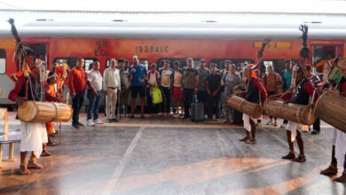 खेलो इंडिया ट्रायबल गेम्स : केरल की एथलेटिक्स टीम पहुंची जगदलपुर, पारंपरिक लोकनृत्य से हुआ भव्य स्वागत….