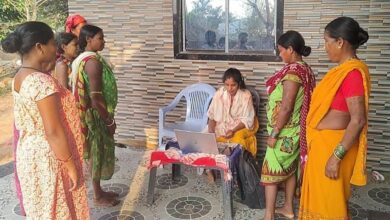 बस्तर के वनांचलों में डिजिटल क्रांति, मातृत्व वंदना और पेंशन योजना की राशि घर-घर पहुँचा रही हैं बीसी सखियाँ…. बस्तर के वनांचलों में डिजिटल क्रांति, मातृत्व वंदना और पेंशन योजना की राशि घर-घर पहुँचा रही हैं बीसी सखियाँ….