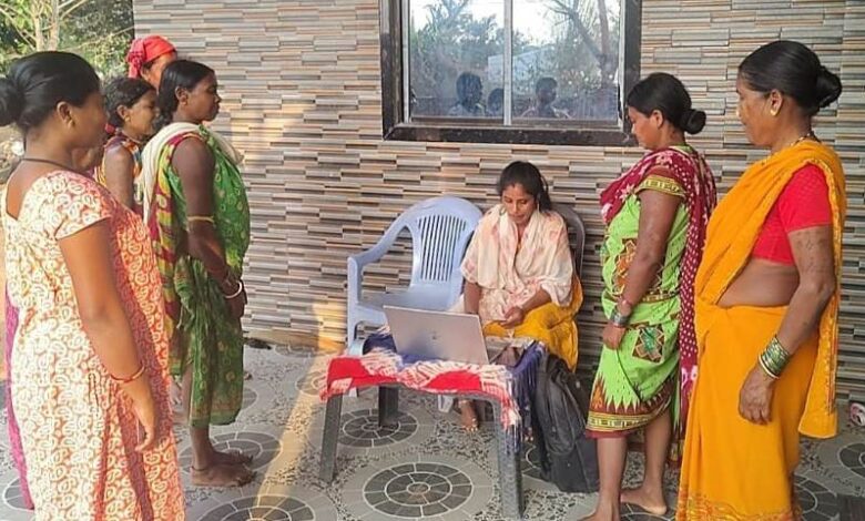 बस्तर के वनांचलों में डिजिटल क्रांति, मातृत्व वंदना और पेंशन योजना की राशि घर-घर पहुँचा रही हैं बीसी सखियाँ….