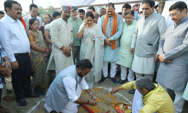 धरसींवा के सरोना में 100 बिस्तर वाले नवीन अस्पताल का भूमिपूजन, स्वास्थ्य सुविधाओं को मिलेगा बड़ा विस्तार: स्वास्थ्य मंत्री श्याम बिहारी जायसवाल…..