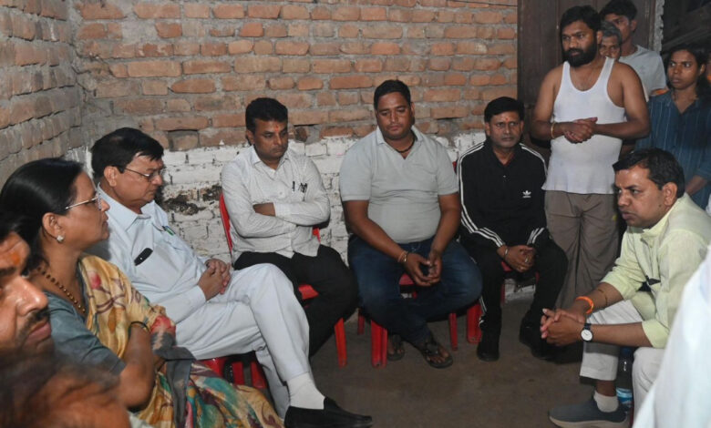 उद्योग मंत्री देवांगन ने शोकाकुल परिवार से मिलकर व्यक्त की गहरी संवेदना, संजय नगर वार्ड के लक्ष्मण बन बस्ती में दो दिन पूर्व बाउंड्रीवॉल डहने से मासूम की गई थी जान….