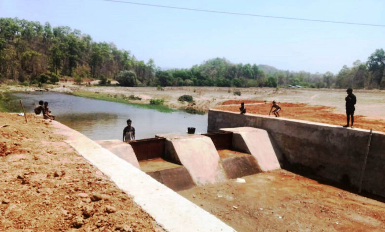 चेकडैम बना ग्रामीण आत्मनिर्भरता का मजबूत आधार, जल संरक्षण से बदली खेती की तस्वीर….