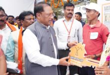 सिलगेर के माड़वी कोसा ने अपने हाथों से बनाया अपना घर, मुख्यमंत्री ने सौंपी खुशियों की चाबी….