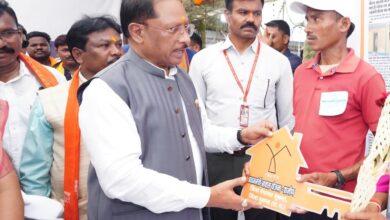 सिलगेर के माड़वी कोसा ने अपने हाथों से बनाया अपना घर, मुख्यमंत्री ने सौंपी खुशियों की चाबी…. सिलगेर के माड़वी कोसा ने अपने हाथों से बनाया अपना घर, मुख्यमंत्री ने सौंपी खुशियों की चाबी….