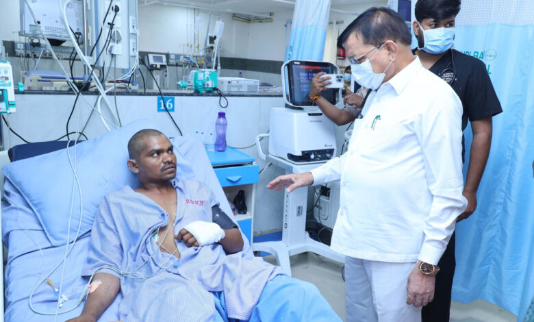 सिंघीतराई प्लांट हादसा: कैबिनेट मंत्री लखन देवांगन ने घायलों का जाना हालचाल, बेहतर उपचार के दिए निर्देश…. सिंघीतराई प्लांट हादसा: कैबिनेट मंत्री लखन देवांगन ने घायलों का जाना हालचाल, बेहतर उपचार के दिए निर्देश….