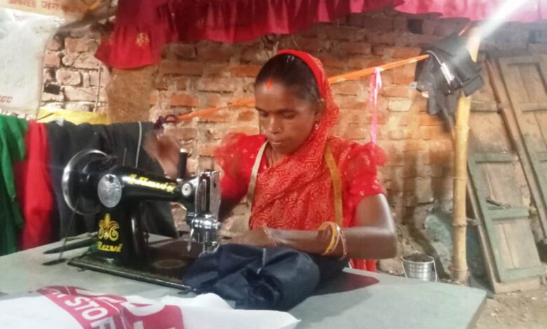 बिहान से बदली सविता की जिंदगी: मजदूरी से सिलाई सेंटर तक का सफर, स्व-सहायता समूह से जुड़कर बनीं आत्मनिर्भर, प्रतिमाह कमा रही 10 हजार से 40 हजार रूपए तक….