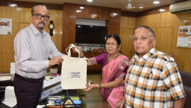 राज्यपाल रमेन डेका से नो प्लास्टिक कैंपेन की ब्रांड एंबेसडर श्रीमती आप्टे ने की मुलाकात….